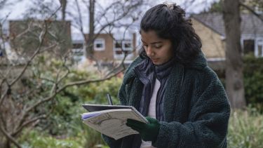 An MA Landscape Architecture student sketching in ߲ݴý Botanical Gardens