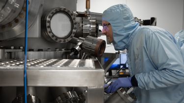 Photo of Dr Ian Farrer at work in the National Epitaxy Facility at the University of ˮ˷