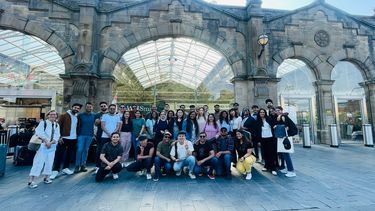 MBA students outside ߲ݴý train station.