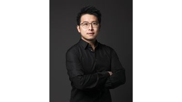 Sheffield alumnus and Study UK Alumni Awards winner, Yu Bai, looking at the camera.