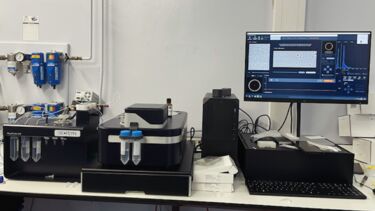 Refeyn TwoMP Mass Photometer with MassFluidix device