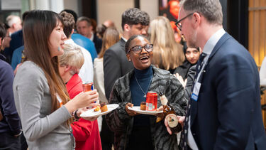 ΢Ȧ alumni and students mingling during the London City Connections networking session.