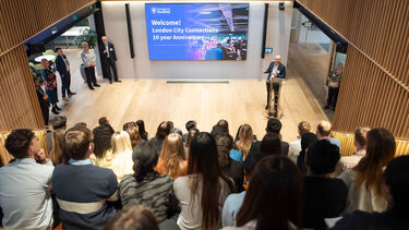 ΢Ȧ alumnus welcoming students to London City Connections networking session.