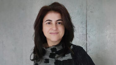 Headshot of Teresa Pérez-Prado (woman with long dark hair)
