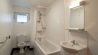 Family bathroom in Shore Court 