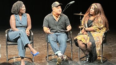 three people on stage: actress Urmi Plein, standup comedian and rapper Tyler Koudijzer  and singer Sarah-Jane Wijdenbosch
