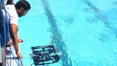 AVALON ROV, working with the device submerged in a pool