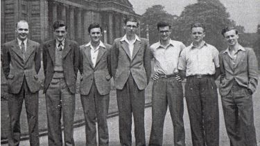 Black and white photo of Edward Ward and fellow students stood in front of Weston Park Museum at Weston Park, next to the University of Sheffield campus