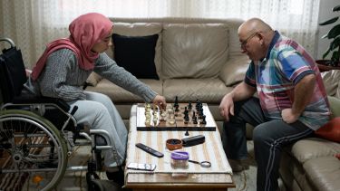 Women beat expectations when playing chess against men, according