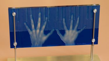 Glass art 'Piano-playing hands' by Denis Mann
