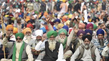 A photo of lots of Indian farmers protesting