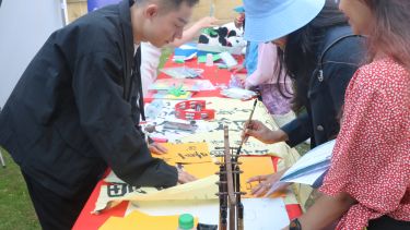 Teacher Jiaxing administers the calligraphy stall 