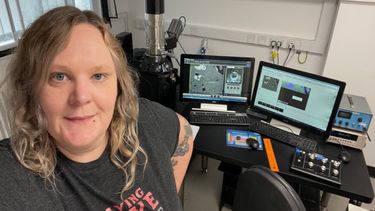 Photograph of Yvette conducting the SEM analysis in Liverpool