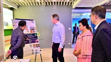 Prof. Tuck Seng Wong showing a research poster to the Foreign Secretary