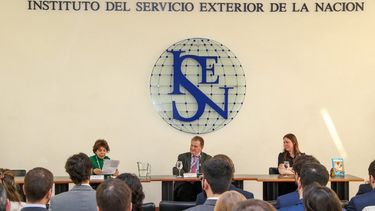 Lauren Rea speaking at the Instituto Del Servicio Exterior de la Nacion
