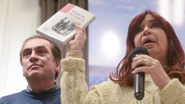 An image of Christina Fernández holding up the book Villas en Dictadura 