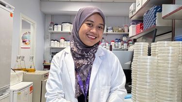 Photo of student Nurul Fadilah in the lab