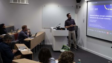 David Font Vivano presents about rebound effects and the circular economy