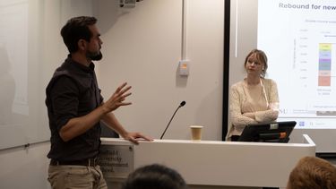 Juudit Ottelin discusses question with David Font Vivanco