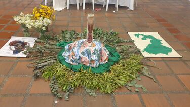 SOme leaves arranged in a circle around a wooden post