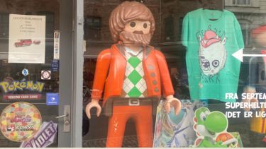  A shop window with a large Playmobil figure