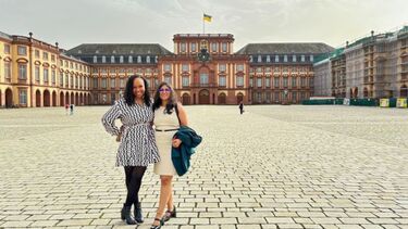 MBA students in front of Manheim business school