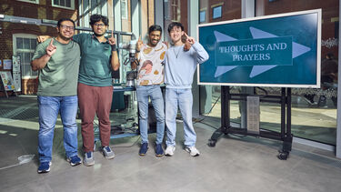 Students in the DIZ in front of a large screen 