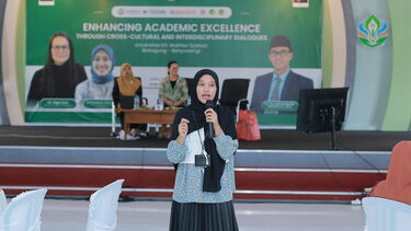 Grantham scholar, Eva Andriani, speaking at Semarang University