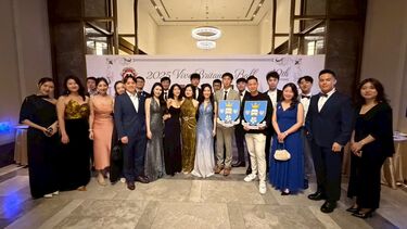 Alumni gathered together smiling at the camera at the Taiwan alumni reception.