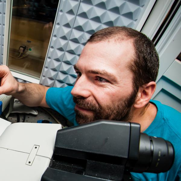 Profile picture of Dr Nic Mullin uses an atomic force microscope.