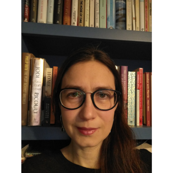 Profile picture of Anna Zueva in front of a bookshelf.
