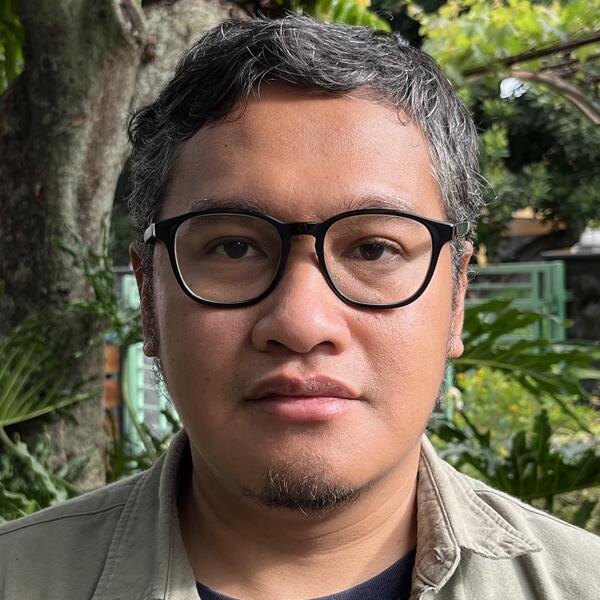 Profile picture of Headshot of Panggah Ardiyansyah with tress behind him