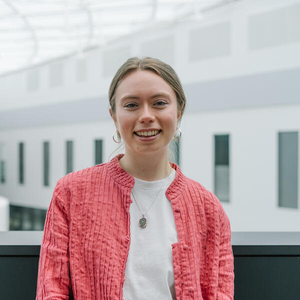 Profile picture of Lili Cave